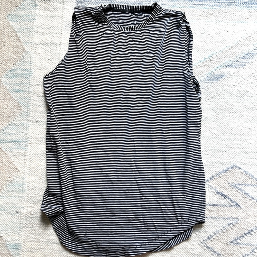 Lululemon women’s muscle tank size 4